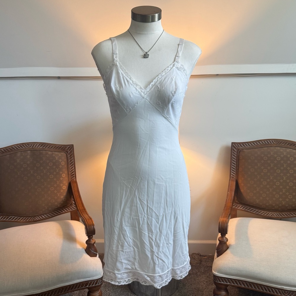 Vintage 60s Elegant White Lace Slip Dress with Floral Details by Formfit-Rogers